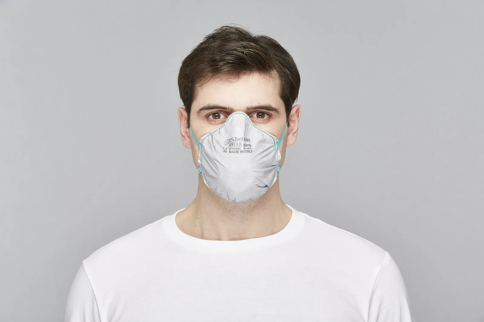 Trabajador con mascarilla descartable BLS Zer0 30 FFP3