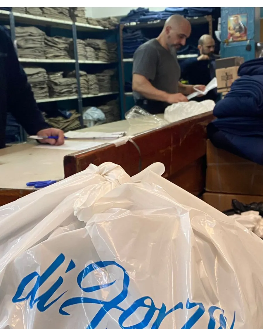 Equipo de Diforza preparando pedidos